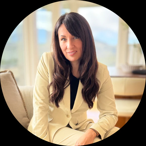 Veronica Avelar - Real Estate Agent